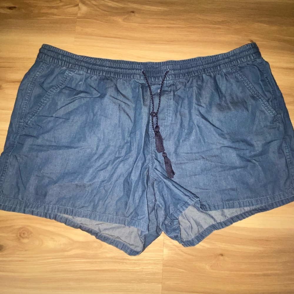 NWOT Old Navy Denim shorts. Size XL.